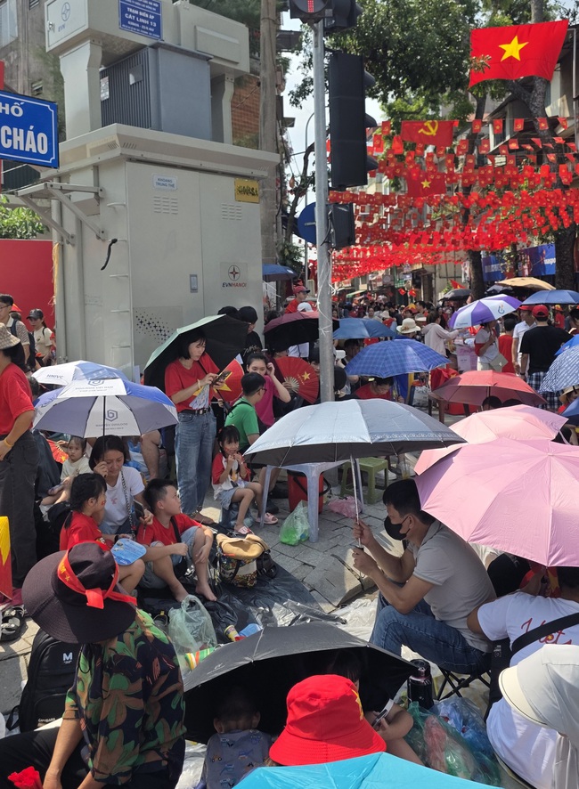 Bất chấp nắng nóng, hàng nghìn người đổ về Quảng trường Ba Đình chờ buổi Tổng hợp luyện lần 2- Ảnh 3. Bất chấp nắng nóng, hàng nghìn người đổ về Quảng trường Ba Đình chờ buổi Tổng hợp luyện lần 2- Ảnh 3.