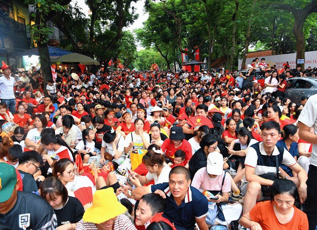 Dàn khí tài tiến vào Quảng trường Ba Đình, hàng chục nghìn người hân hoan chào đón- Ảnh 7. Dàn khí tài tiến vào Quảng trường Ba Đình, hàng chục nghìn người hân hoan chào đón- Ảnh 7.