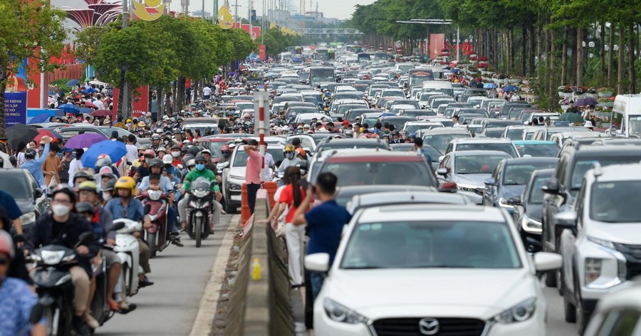 
Đường tới Trung tâm Hội chợ Triển lãm quốc gia tắc 4-5km, dòng xe "tê liệt"