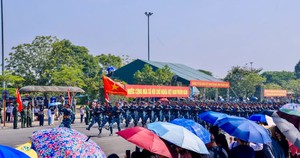 Người dân đội nắng xem cán bộ, chiến sĩ hợp luyện cho Lễ Kỷ niệm 80 năm Quốc khánh