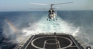 Trực thăng K28 và tàu ngầm Kilo 636 luyện tập diễu binh trên biển