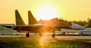 Quy trình nghiêm ngặt kiểm tra tiêm kích "hổ mang chúa" Su-30MK2 trước khi cất cánh