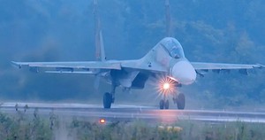 ‘Hổ mang chúa’ Su-30MK2 hợp luyện diễu binh trên bầu trời Hà Nội