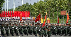 Chiến sĩ diễu binh vượt nắng thao trường 'đổ lửa'