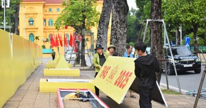 Khẩn trương lắp đặt, chỉnh trang đô thị đón ngày lễ lớn