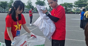 Chung tay giữ gìn vệ sinh chung: Ứng xử văn minh của người Hà Nội tại sự kiện lớn