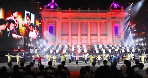 Cập nhật: Chương trình nghệ thuật đặc biệt "Hà Nội - Từ mùa thu lịch sử năm 1945" và bắn pháo hoa ở Quảng trường Cách mạng Tháng Tám