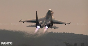 SU-30MK2 cất cánh tại sân bay Kép làm nhiệm vụ trinh sát thời tiết