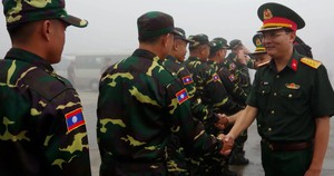 Đón 120 chiến sĩ Lào tham gia diễu binh, diễu hành