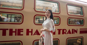 Nội thất sang trọng bên trong đoàn tàu du lịch 2 tầng đầu tiên ở Hà Nội