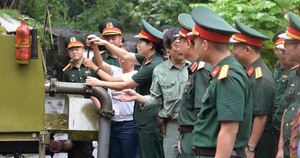 Tặng gia đình Đại tướng Võ Nguyên Giáp kỷ vật đường ống xăng dầu Trường Sơn