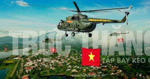 Đội hình trực thăng hợp luyện kéo cờ trên bầu trời Hà Nội