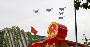 Tiêm kích, trực thăng rầm rộ bay trên bầu trời Hà Nội