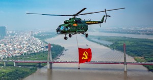 Hà Nội cổ kính và hiện đại dưới bóng cờ nhìn từ trực thăng