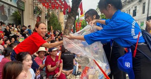 “Tôi dọn rác của tôi” – thông điệp đẹp sau Sơ duyệt diễu binh tối 27/8