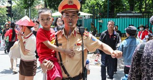 Sơ duyệt tối 27/8: 5 quy tắc vàng cha mẹ phải nhớ để trẻ không bị lạc giữa “biển người”