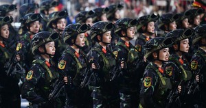 Những khối diễu binh thu hút người xem trên đường Hà Nội