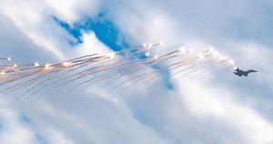 Mãn nhãn dàn tiêm kích SU-30MK2 thả bẫy nhiệt trên bầu trời Hà Nội