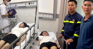 Kịp thời cứu giúp cô gái trẻ bị ngất xỉu khi xem diễu binh