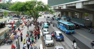 Tàu điện, xe buýt phục vụ tốt nhu cầu di chuyển của Nhân dân trong ngày Tổng duyệt A80