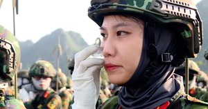 Những nữ chiến sĩ trẻ rèn mình dưới nắng nóng 40 độ