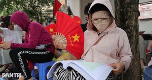 Muôn kiểu giữ chỗ đẹp xem diễu binh: Ôm sách học bài, chia ca về tắm