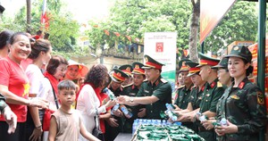 Quân đội tặng lương khô bay, lương khô ruốc gà cho người dân xem diễu binh