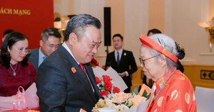 Chủ tịch UBND Thành phố Hà Nội Trần Sỹ Thanh gặp mặt, tặng quà người có công tiêu biểu dự Đại lễ A80