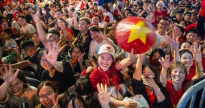 Đêm Hà Nội rộn rã tiếng ca, hàng vạn người hân hoan chờ lễ diễu binh
