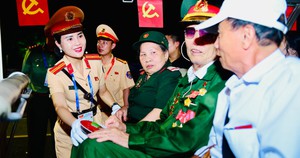 Nhộn nhịp những chuyến xe đưa đón đại biểu, người có công dự lễ A80