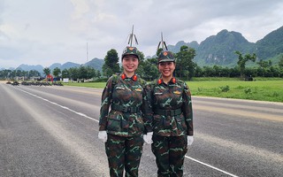 Chị em ruột cùng tham gia diễu binh, diễu hành