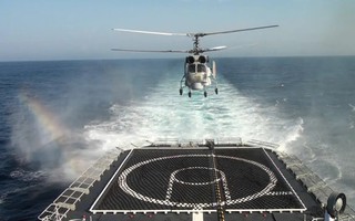 Trực thăng K28 và tàu ngầm Kilo 636 luyện tập diễu binh trên biển