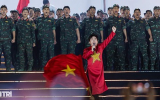 Tùng Dương cùng 30.000 người hát Quốc ca trong chương trình "Tự hào là người Việt Nam"
