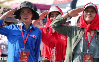 Dàn nghệ sĩ nổi tiếng hào hứng hợp luyện diễu hành tại sân vận động Mỹ Đình