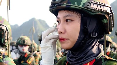 Những nữ chiến sĩ trẻ rèn mình dưới nắng nóng 40 độ