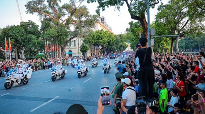 Spectacular motorcycle escort performance by Vietnamese police force