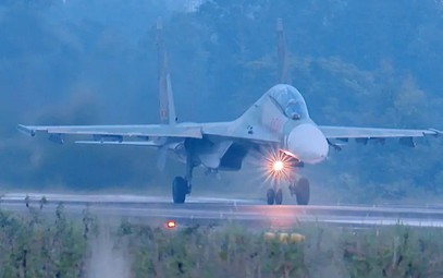 ‘Hổ mang chúa’ Su-30MK2 hợp luyện diễu binh trên bầu trời Hà Nội