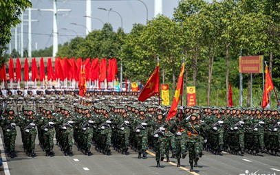 Chiến sĩ diễu binh vượt nắng thao trường 'đổ lửa'