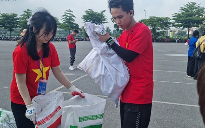 Chung tay giữ gìn vệ sinh chung: Ứng xử văn minh của người Hà Nội tại sự kiện lớn