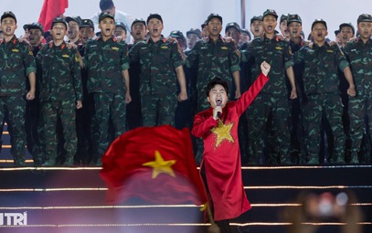 Tùng Dương cùng 30.000 người hát Quốc ca trong chương trình "Tự hào là người Việt Nam"