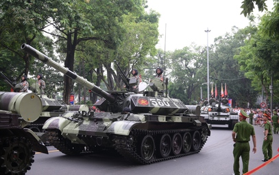 Các đoàn xe tăng, xe thiết giáp đang tiến về quảng trường Ba Đình trong tiếng hò reo của người dân trước giờ Tổng hợp luyện