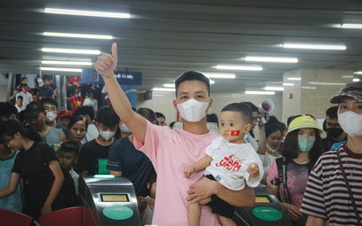 Những chuyến tàu chật kín người về trung tâm chờ xem tổng hợp luyện diễu binh, diễu hành