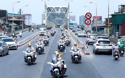 Cảnh sát tuần tra dẫn đoàn sẵn sàng thực hiện nhiệm vụ A80
