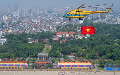 Hình ảnh 10 trực thăng Không quân Việt Nam kéo cờ trên Quảng trường Ba Đình