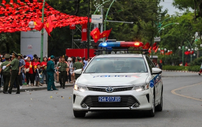 Hà Nội: Cảnh sát bảo vệ A80 mở đường đưa cháu bé đi cấp cứu