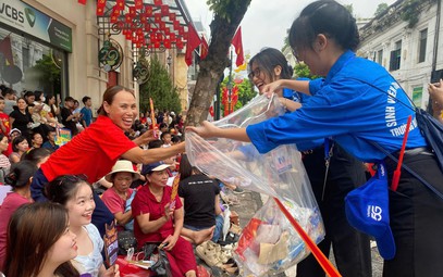 “Tôi dọn rác của tôi” – thông điệp đẹp sau Sơ duyệt diễu binh tối 27/8