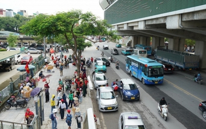 Tàu điện, xe buýt phục vụ tốt nhu cầu di chuyển của Nhân dân trong ngày Tổng duyệt A80