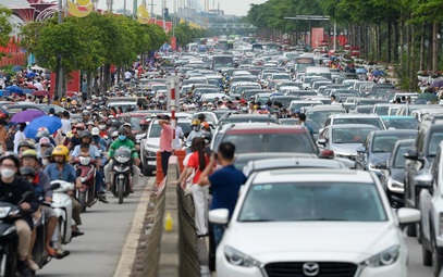 
Đường tới Trung tâm Hội chợ Triển lãm quốc gia tắc 4-5km, dòng xe "tê liệt"