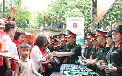 Quân đội tặng lương khô bay, lương khô ruốc gà cho người dân xem diễu binh
