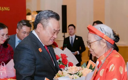 Chủ tịch UBND Thành phố Hà Nội Trần Sỹ Thanh gặp mặt, tặng quà người có công tiêu biểu dự Đại lễ A80